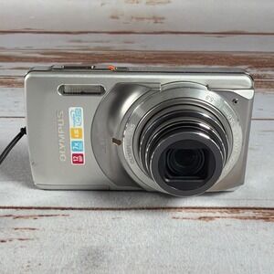Olympus Stylus 7010 12MP Silver Digital Camera 7x Zoom Used Battery